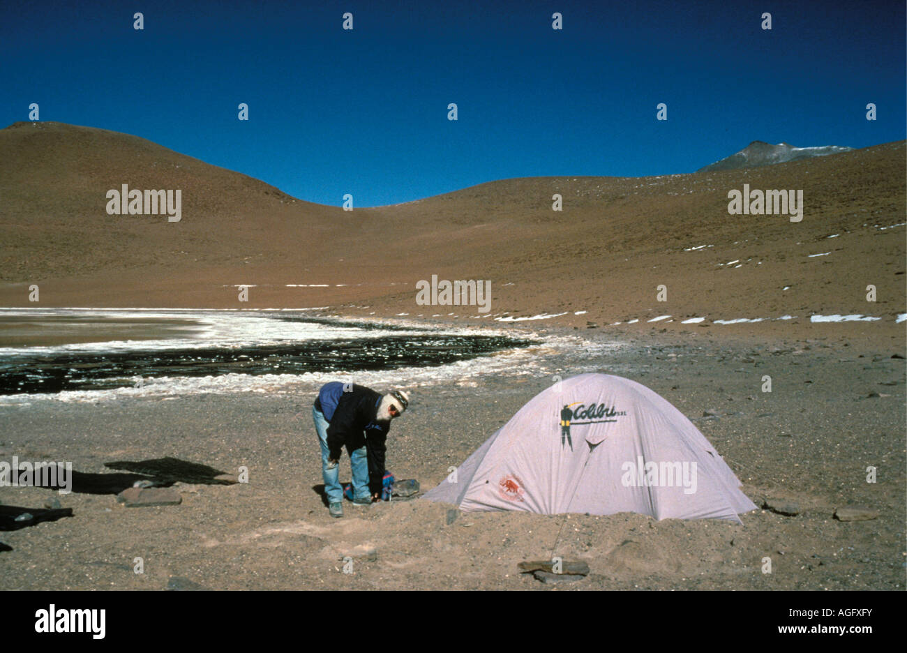 Bolivien, Uyuni, touristische setzen Sand gegen Zelt für starken wind Stockfoto