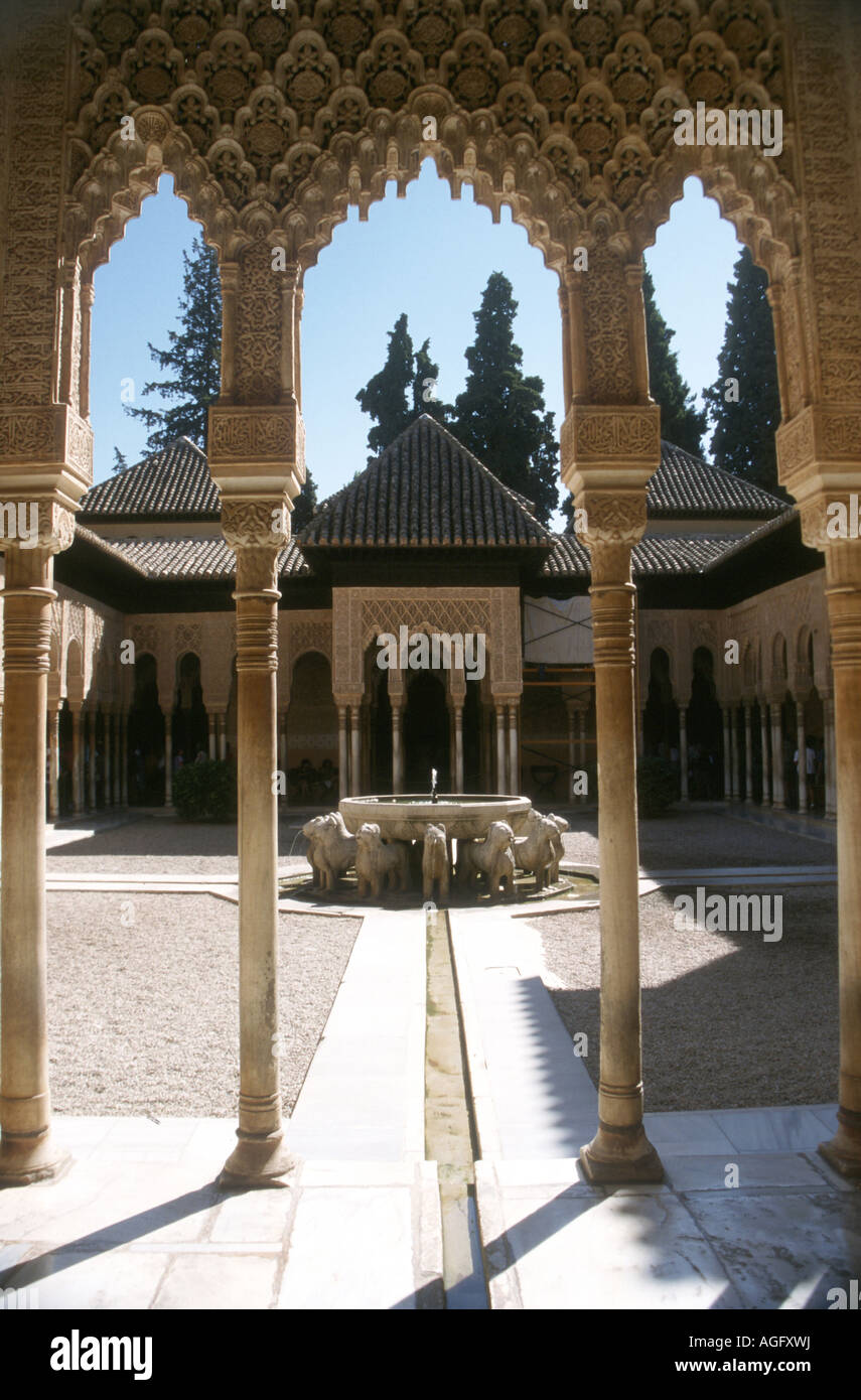 Auf einem Hügel mit Blick auf die berühmte Alhambra von Granada ist der Alhambra Palast Zitadelle, Löwen-Brunnen ist innerhalb der Schlossanlage. Stockfoto