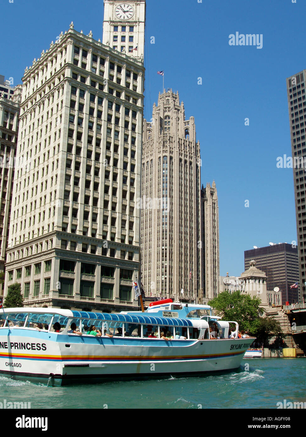 Chicago River mit Archirectural Ausflugsschiff und Wrigley Buiulding Stockfoto