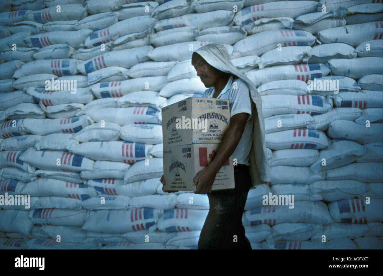 Bolivia Cochabamba Mann mit Nahrungsmittelhilfe aus US-Regierung verteilt durch das Welternährungsprogramm WFP Stockfoto