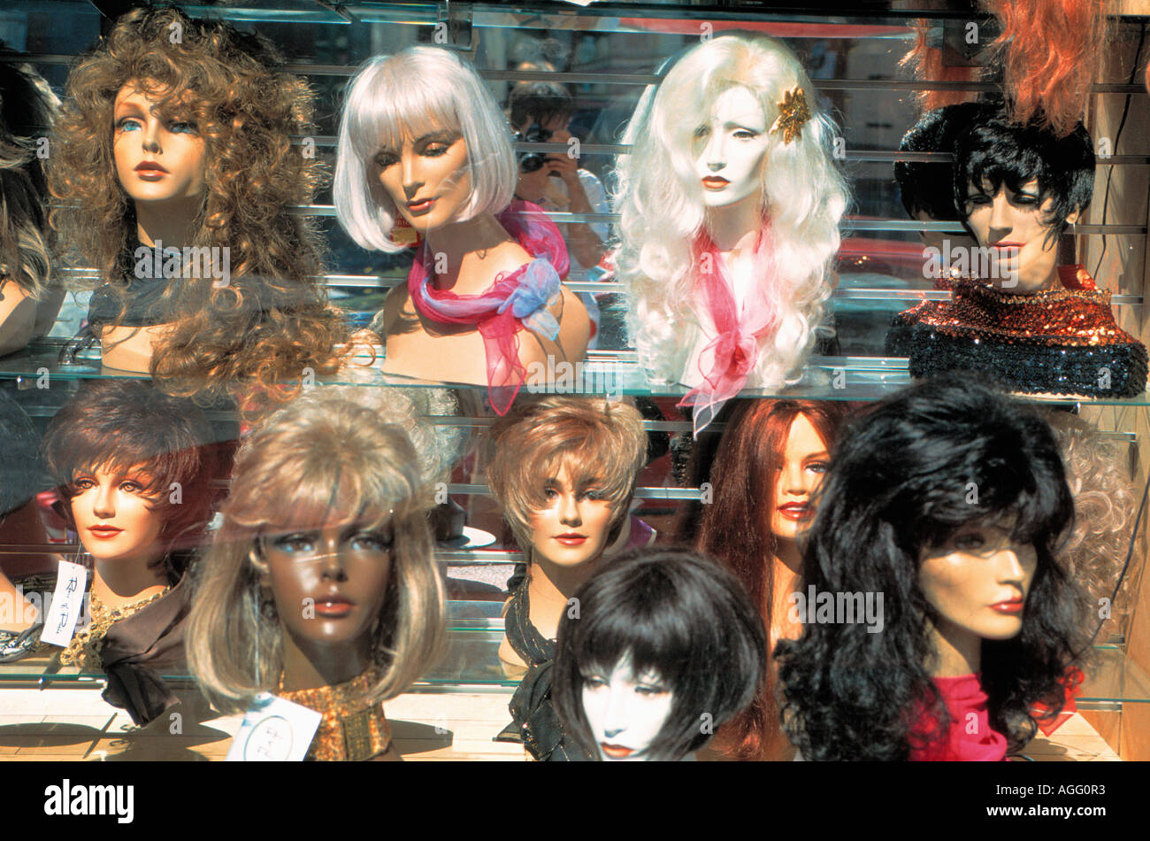 natürlich aussehende Perücken für Frauen auf Display, San Francisco, USA  Stockfotografie - Alamy
