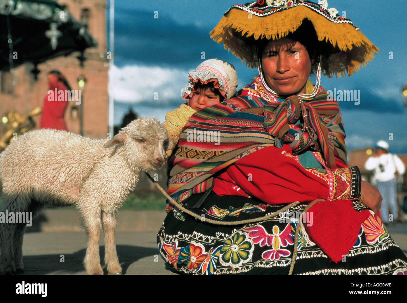 Lamm mit Frau und Kind in traditioneller Kleidung, Arequipa, Peru Stockfoto