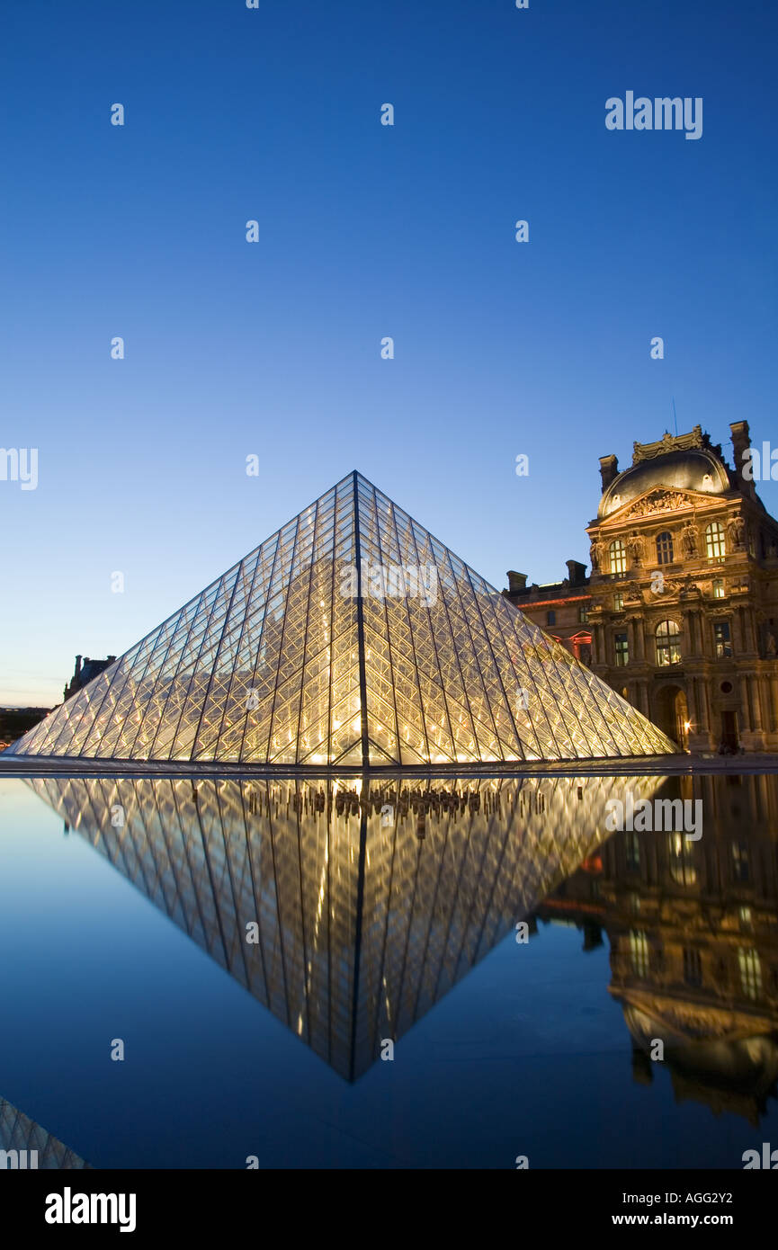 Pyramide des Louvre - Paris - Frankreich Stockfoto