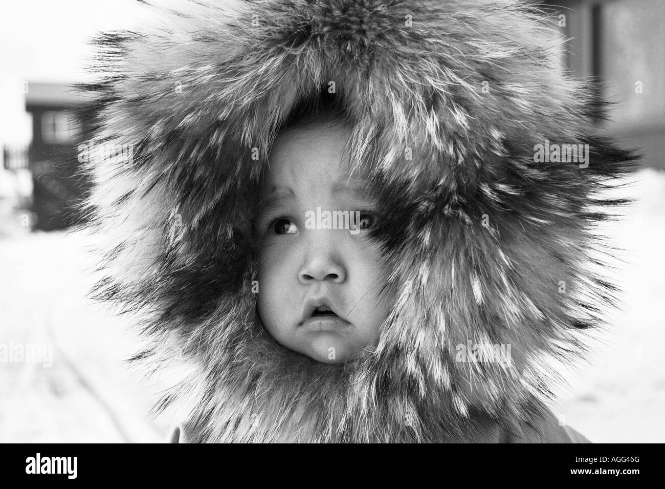 Schwarz-weiß-Porträt von Native Kind trägt Pelz parka Stockfoto