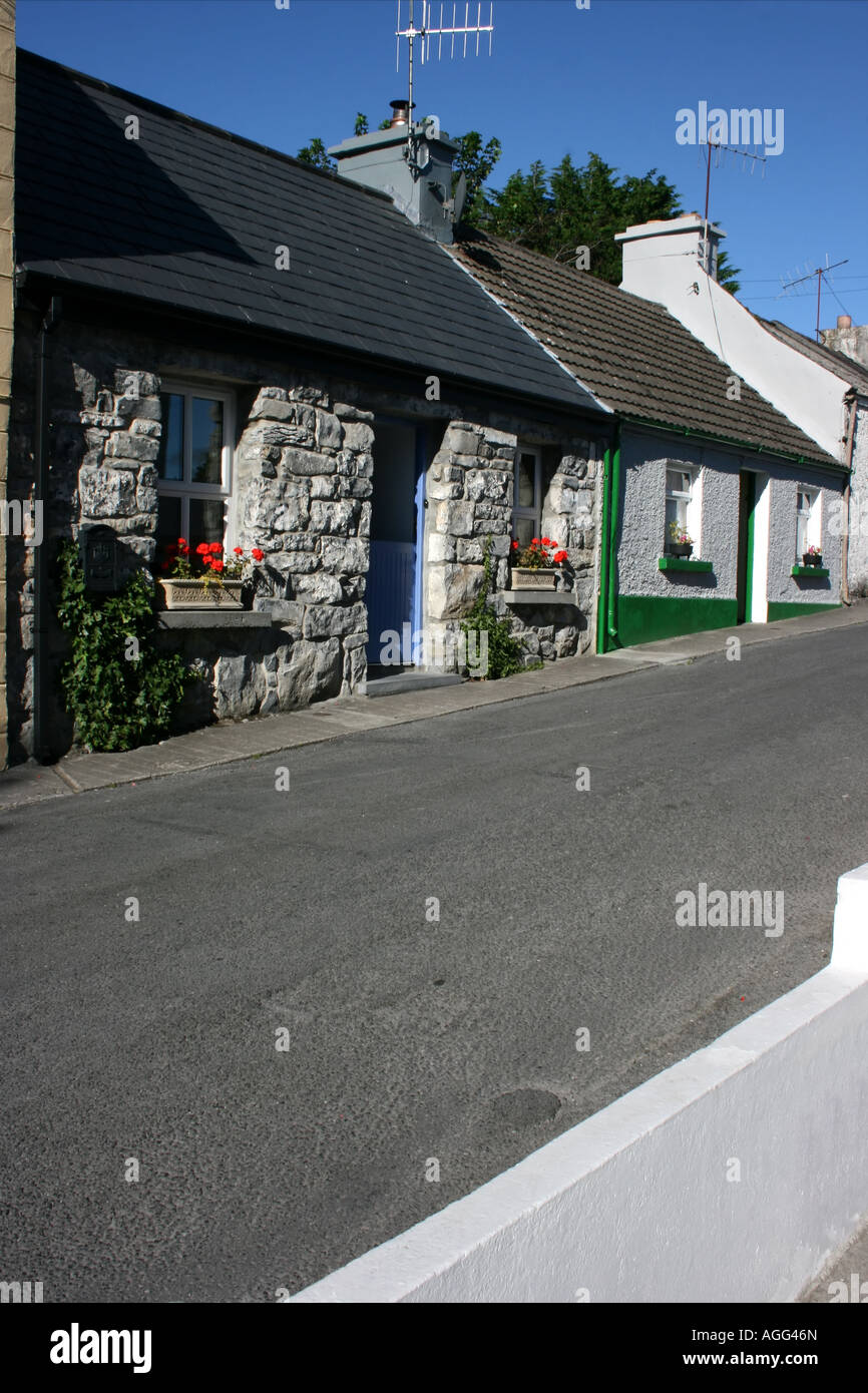 Rödertor Reihenhaus befindet sich im Blick auf den Fluss Street, Cong, County Mayo, Irland Stockfoto