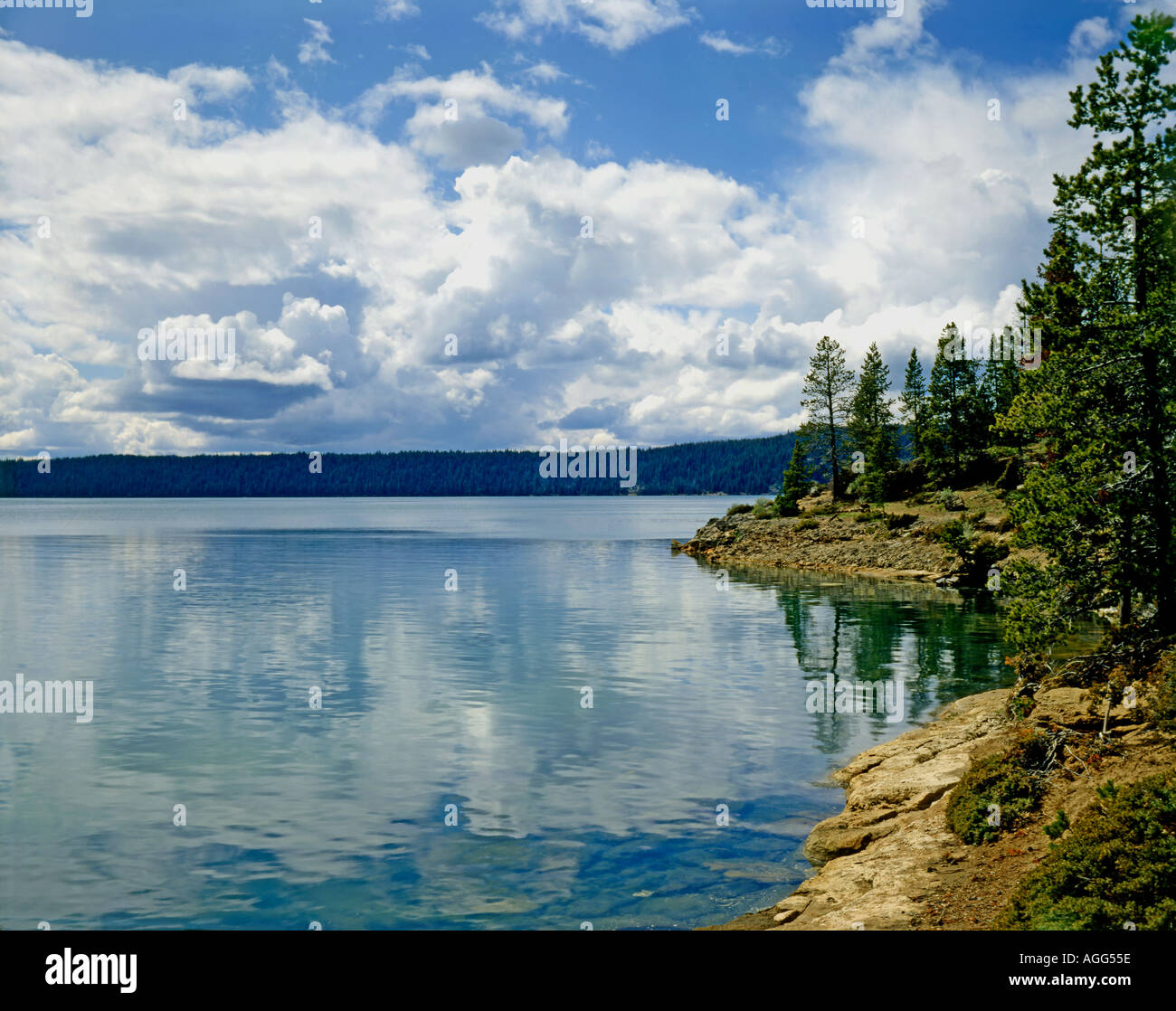 Paulina Lake an einem schönen Oregon Morgen winkt Fischer ihr Glück fangen die großen Forellen lauern unter der Oberfläche Stockfoto