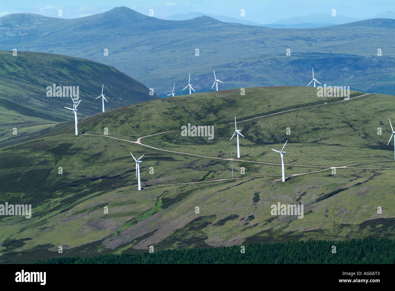 Beinn Tharsuinn Windfarm in Bergen nördlich von Inverness, Nordschottland, Sommer 2006 Stockfoto