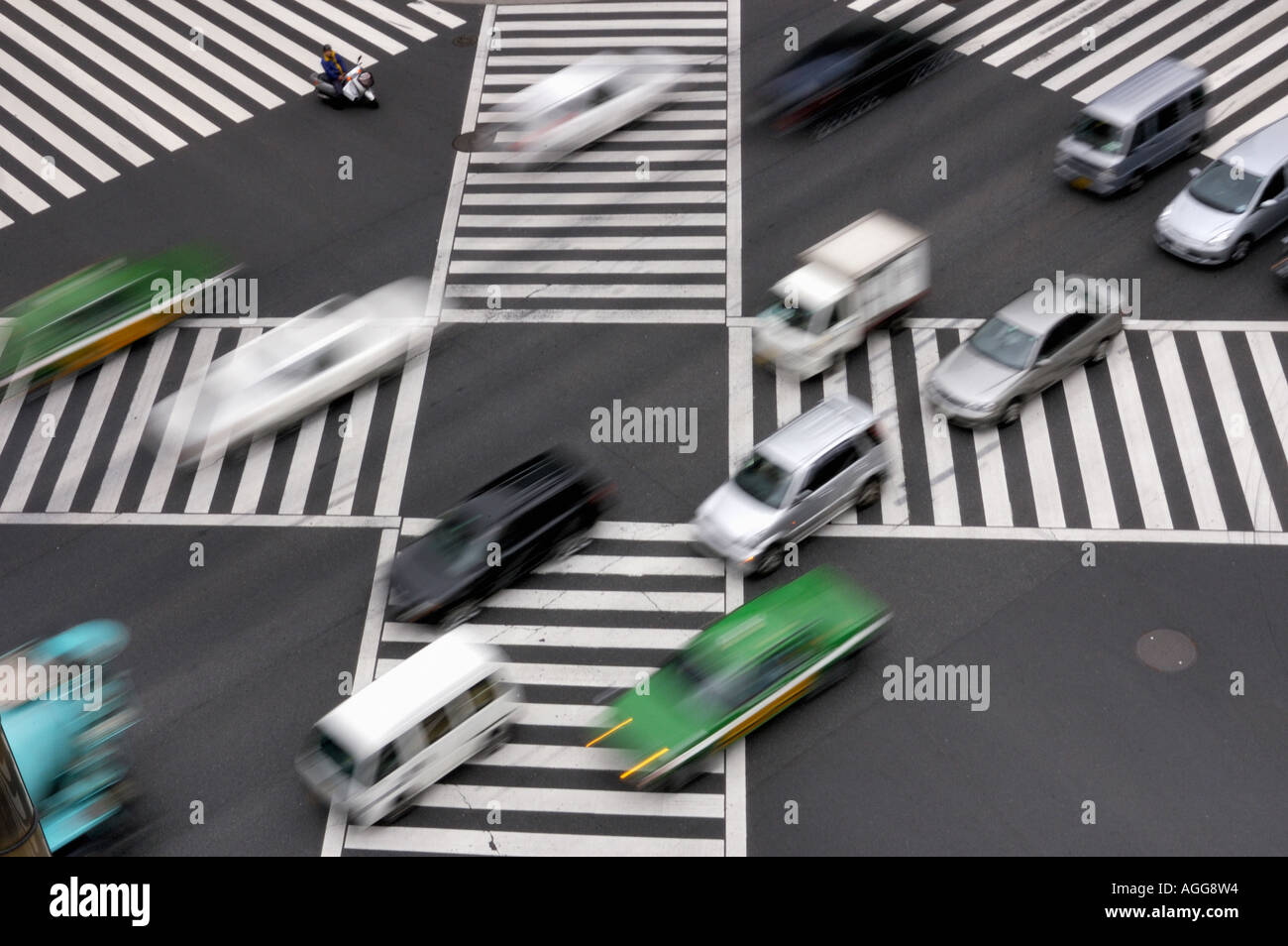 Luftaufnahme des Verkehrs an Kreuzung während der Hauptverkehrszeit, Ginza, Tokio, Japan Stockfoto