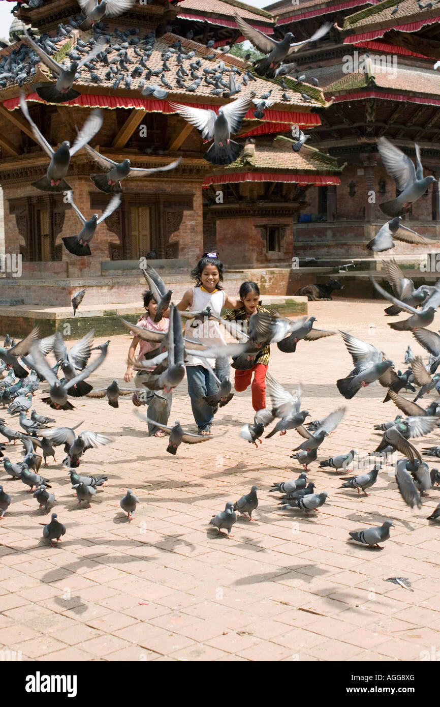 Kinder laufen durch Tauben vor Hanuman Dhoka. Durbar Square, Kathmandu, Nepal Stockfoto