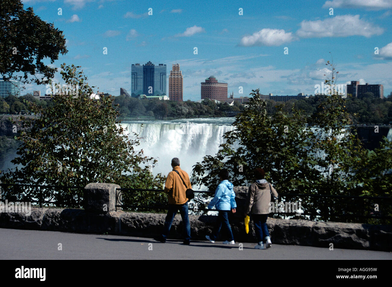 Die amerikanischen Wasserfälle an den Niagarafällen. Stadt von Niagara Falls, New York ist darüber hinaus. Stockfoto