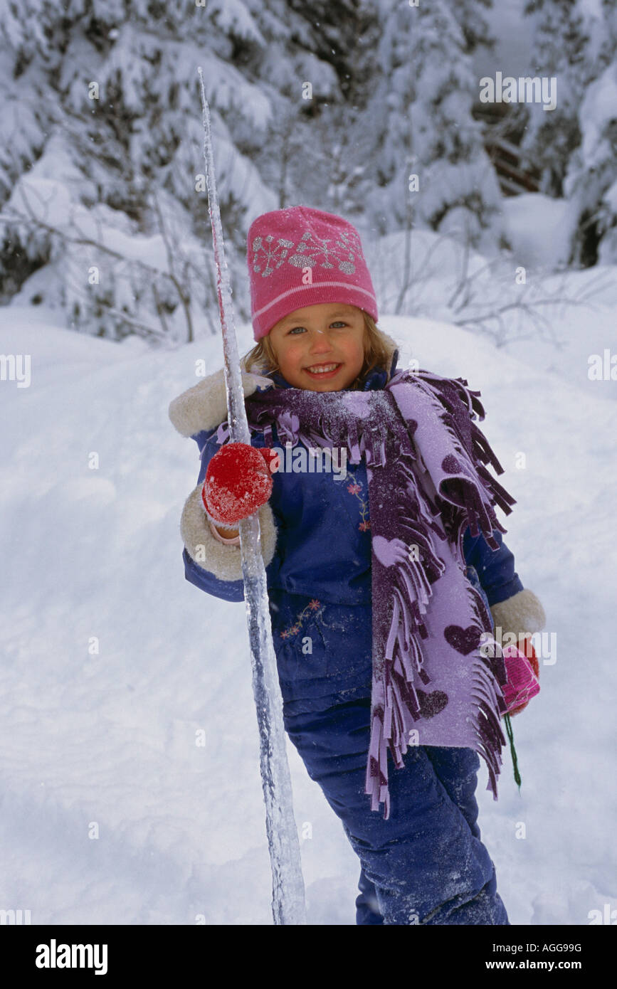 Junges Mädchen saugt auf Eiszapfen SC Alaska Winter Stockfoto