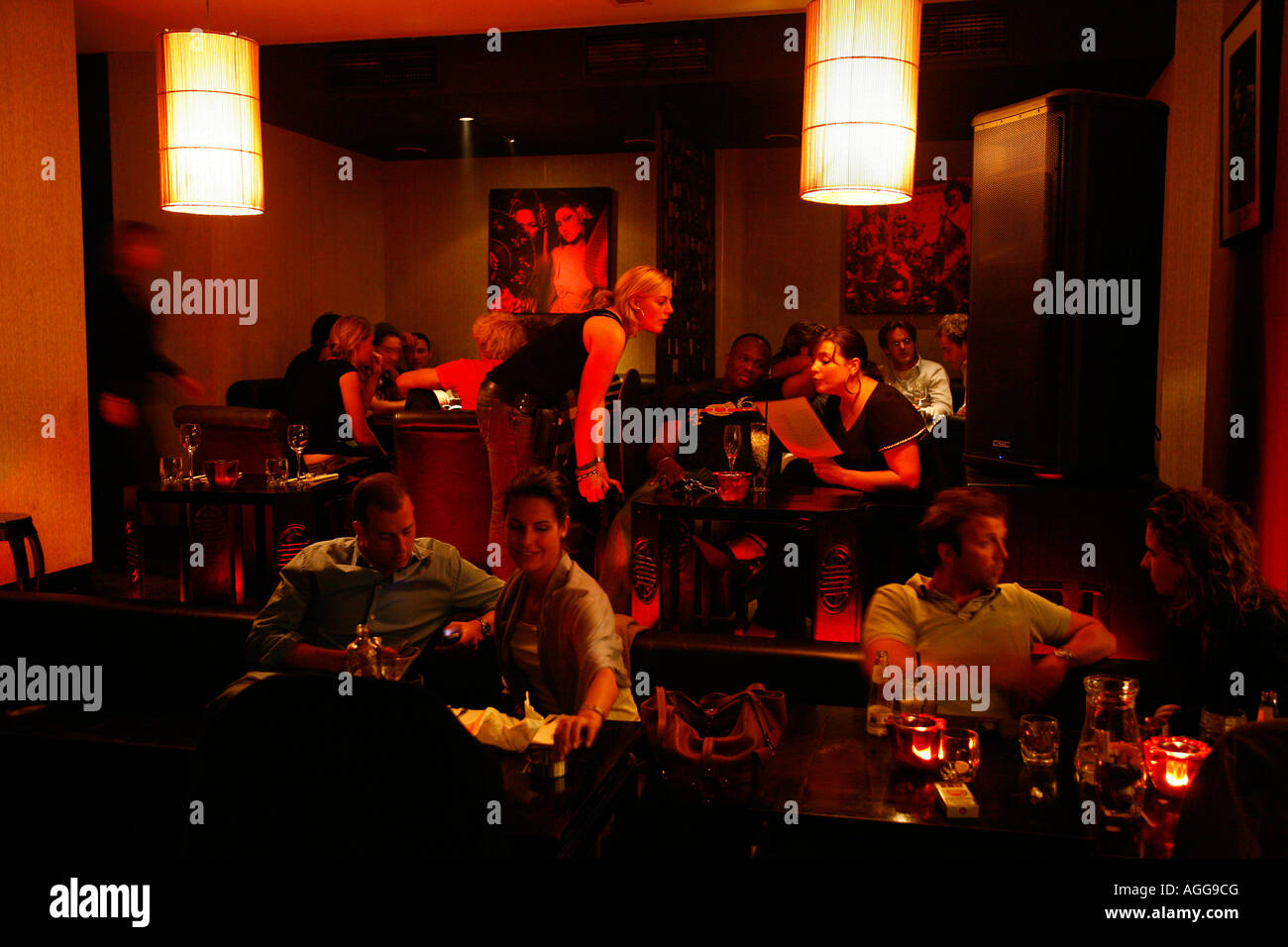 Leute sitzen im trendigen Restaurant Voung auf Korte Leidse Dwarsstraat 51 Amsterdam Holland Stockfoto