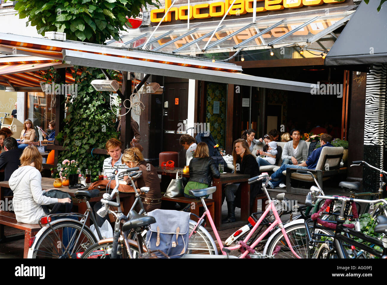 Junge Frauen sitzen in einem Café in Helstraat im trendigen Viertel de Pijp, in der Nähe von Albert Cuypstraat Amsterdam Holland Stockfoto