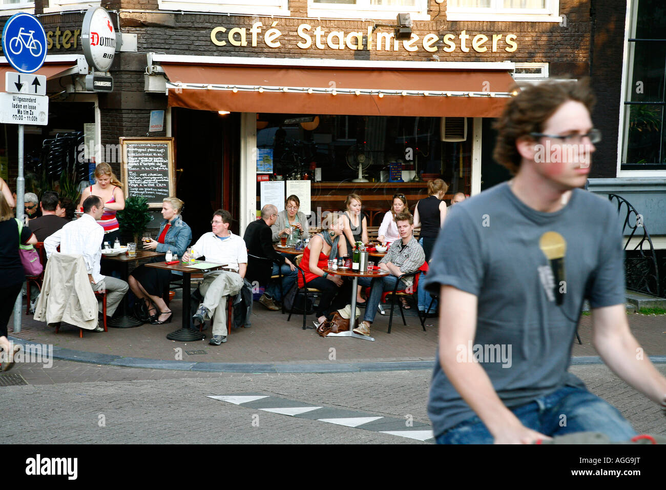 Leute sitzen in einem Café im freien Amsterdam Holland Stockfoto