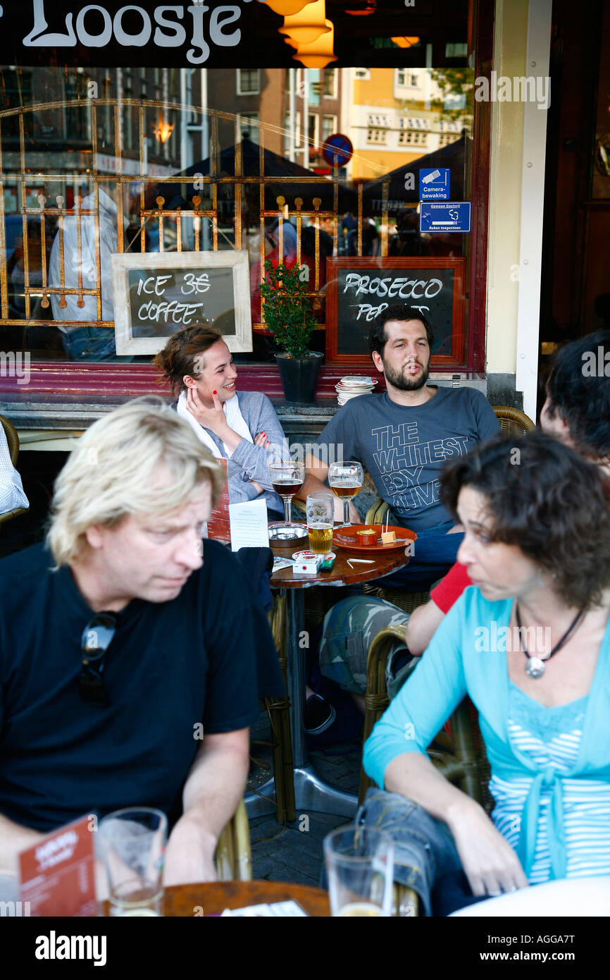 Leute sitzen in einem Café im Freien am Nieuwmarkt Amsterdam Holland Stockfoto