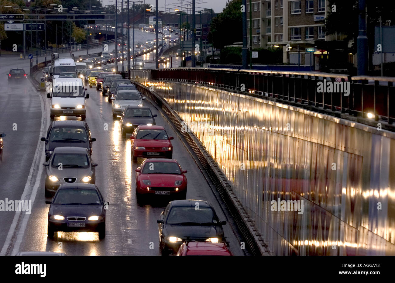 Verkehr Feierabendverkehr verlassen Birmingham auf einer nassen Herbstabend Stockfoto