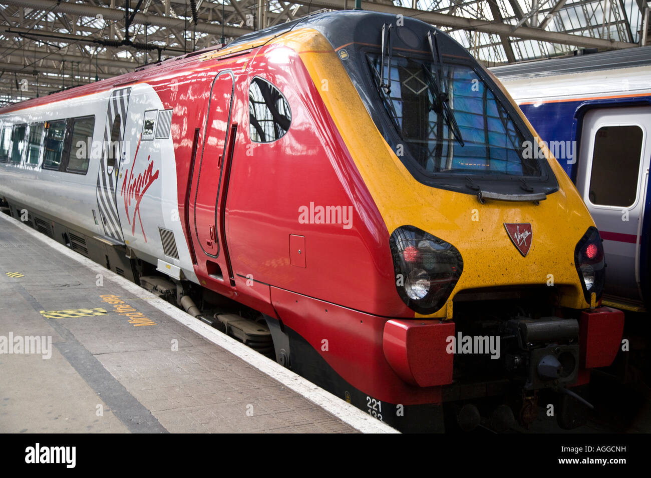 Jungfrau Super Voyager Pendolino Klasse 221 Neigezug in Glasgow Central Station, Glasgow, Schottland Stockfoto