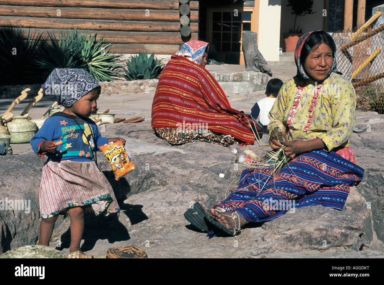 Tarahumara-Indianer, Frauen, Kind, in der Nähe von Bahnhof in Divisadero, Barranca del Cobre (Copper Canyon), Mexiko Stockfoto