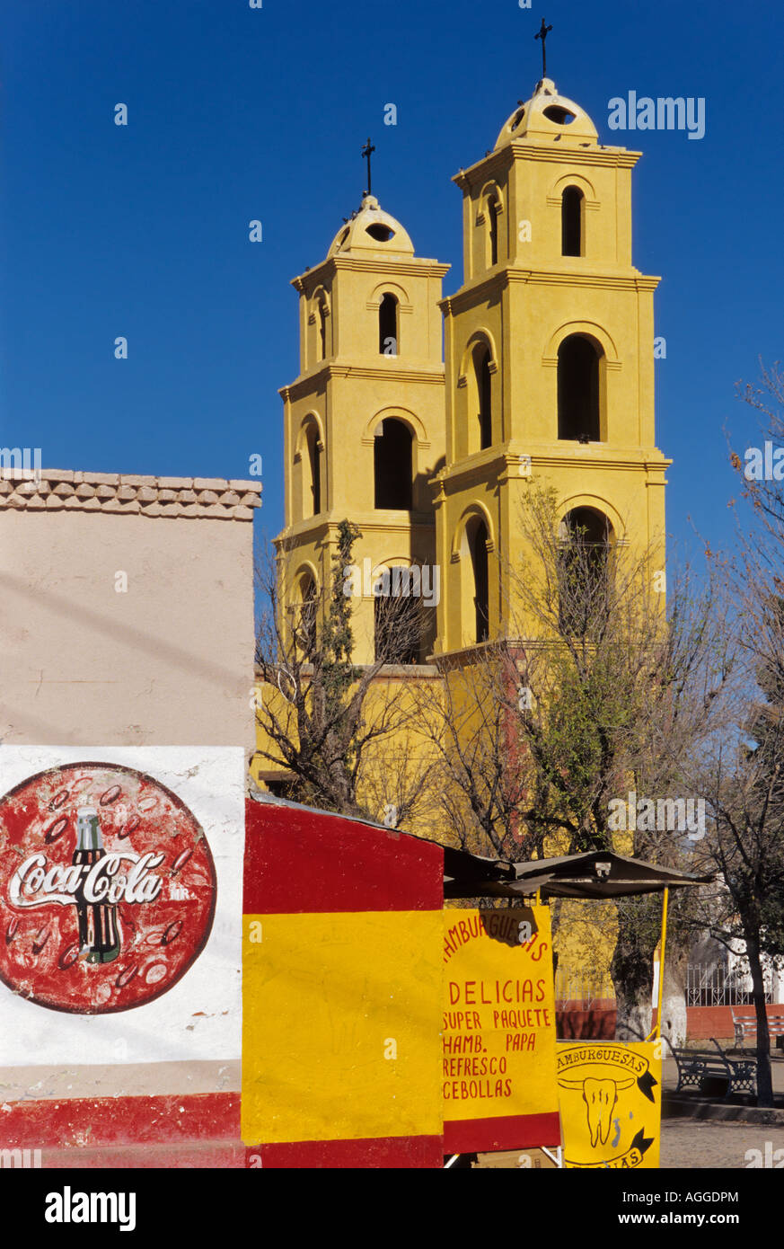 Kirche und Coca Cola anmelden Casas Grandes, Bundesstaat Chihuahua, Mexiko Stockfoto