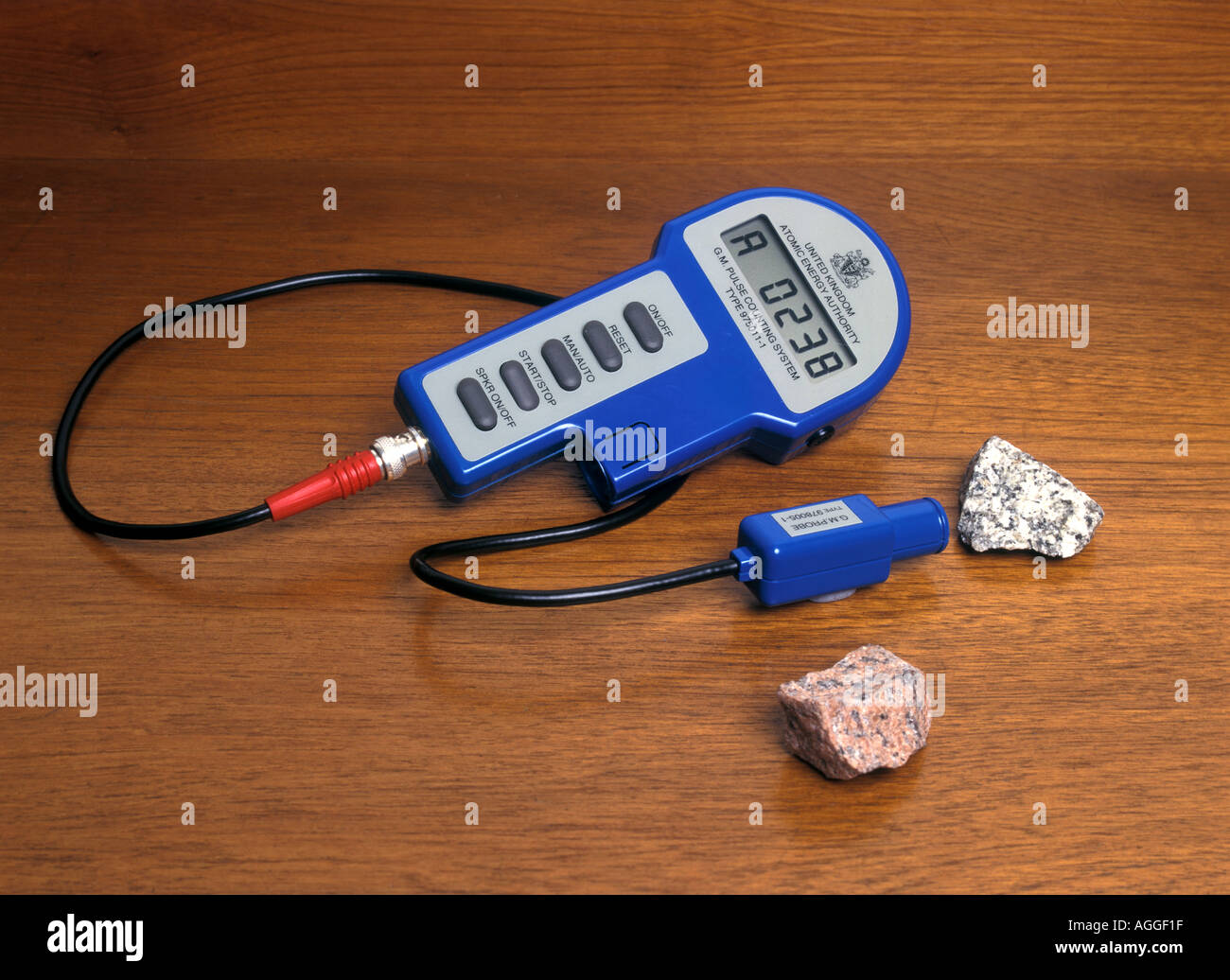 Messung der Radioaktivität einer Rock-Probe mit einem Geigerzähler Stockfoto