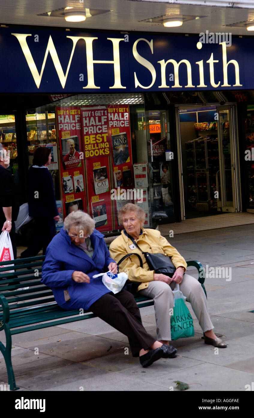 Shopper einkaufen auf belebten Hauptstraße außerhalb WH Smith Shop in Newport South Wales UK Stockfoto