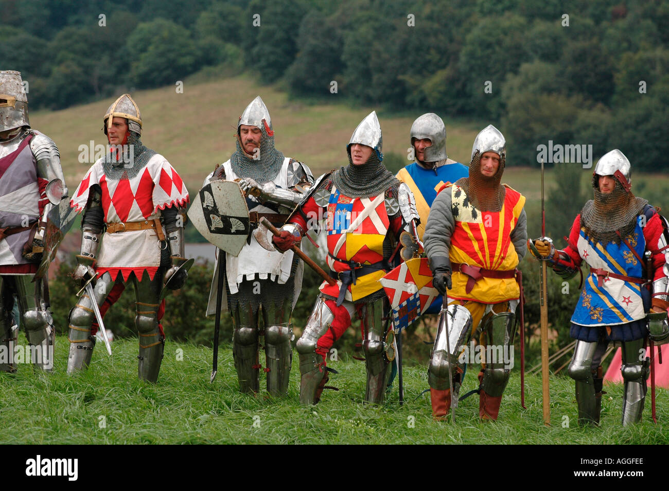 Ritter vorzubereiten Kampf, die Plantagenet mittelalterlichen Gesellschaft neu Leben im 14. Jahrhundert in einer Anzeige bei Goodrich Castle Stockfoto Ritter vorzubereiten Kampf, die Plantagenet mittelalterlichen Gesellschaft neu Leben im 14. Jahrhundert in einer Anzeige bei Goodrich Castle Stockfoto