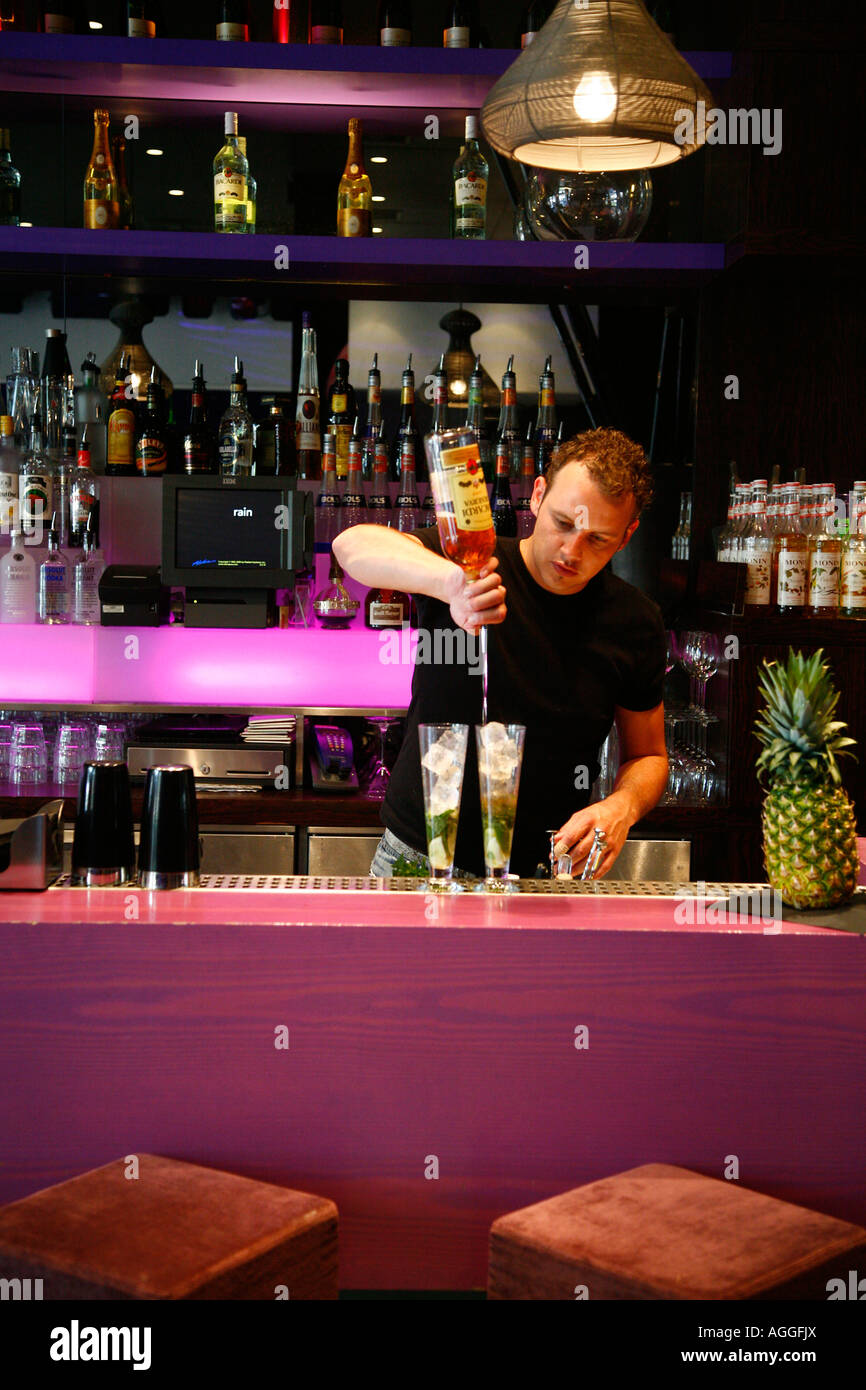 Barmer im Regen Restaurant am Rembrandtplein Amsterdam Holland Stockfoto