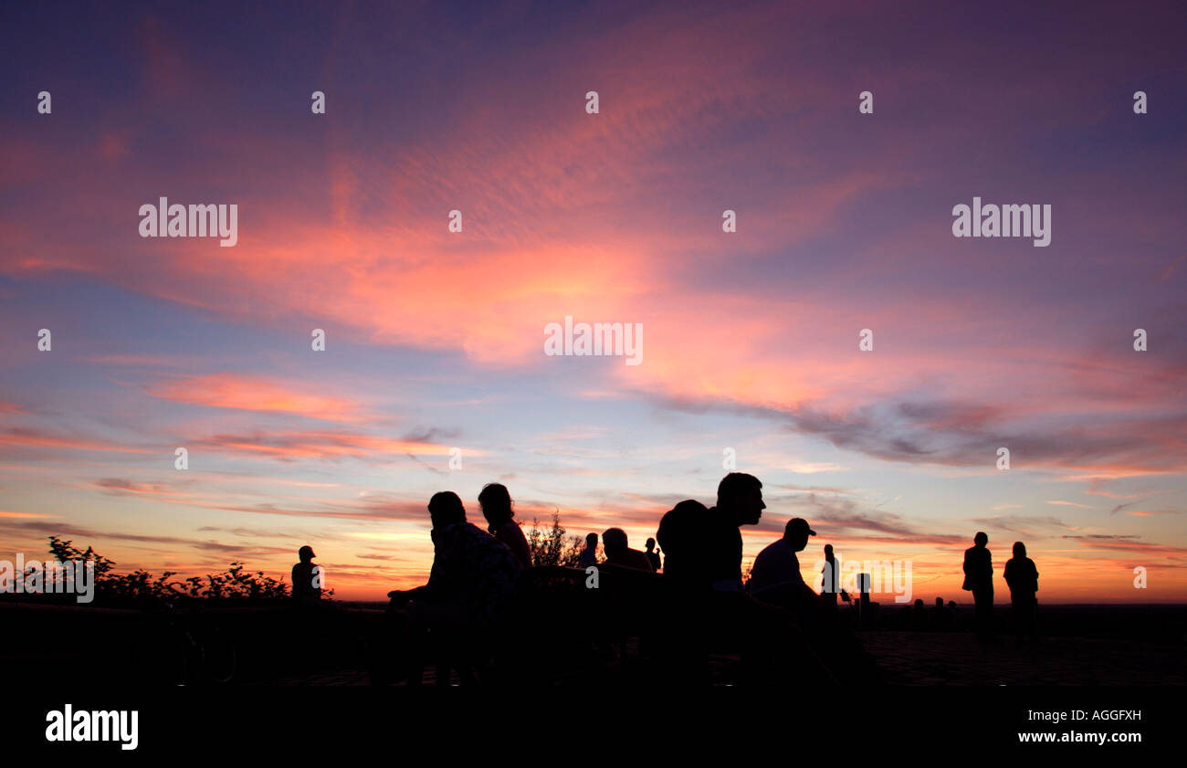 Silhouetten von Menschen bei Sonnenuntergang Stockfoto