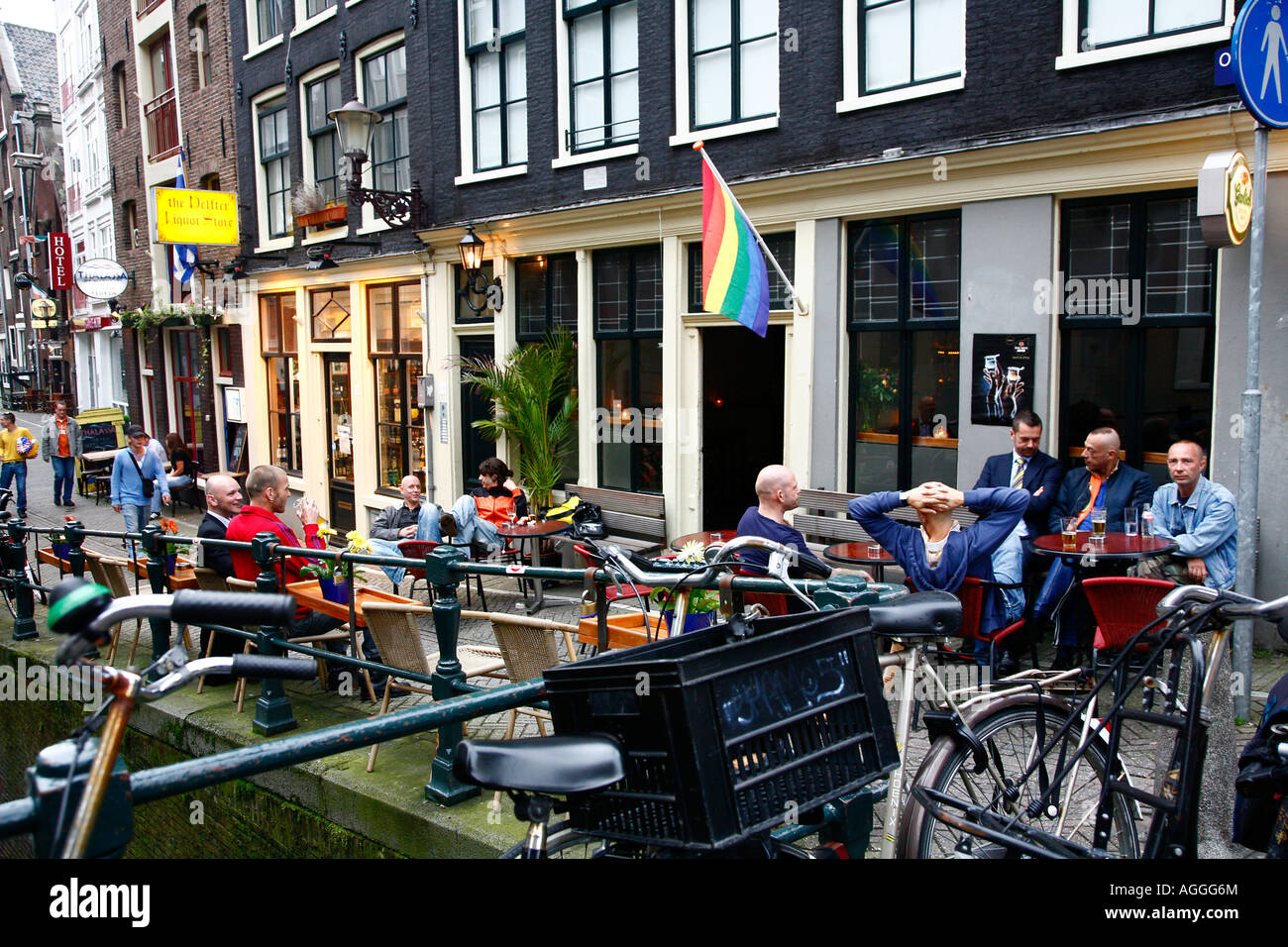 Männer sitzen vor einer Schwulenbar auf das Rotlicht Bezirk Amsterdam Holland Stockfoto