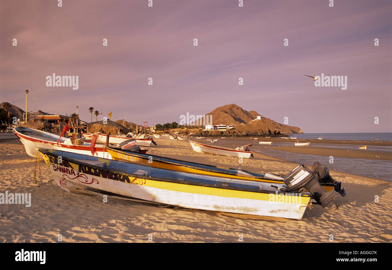 Angeln Boote am Strand von San Felipe bei Bahia San Felipe, Sonnenuntergang, Golf von Kalifornien (Sea of Cortez), Baja California, Mexiko Stockfoto