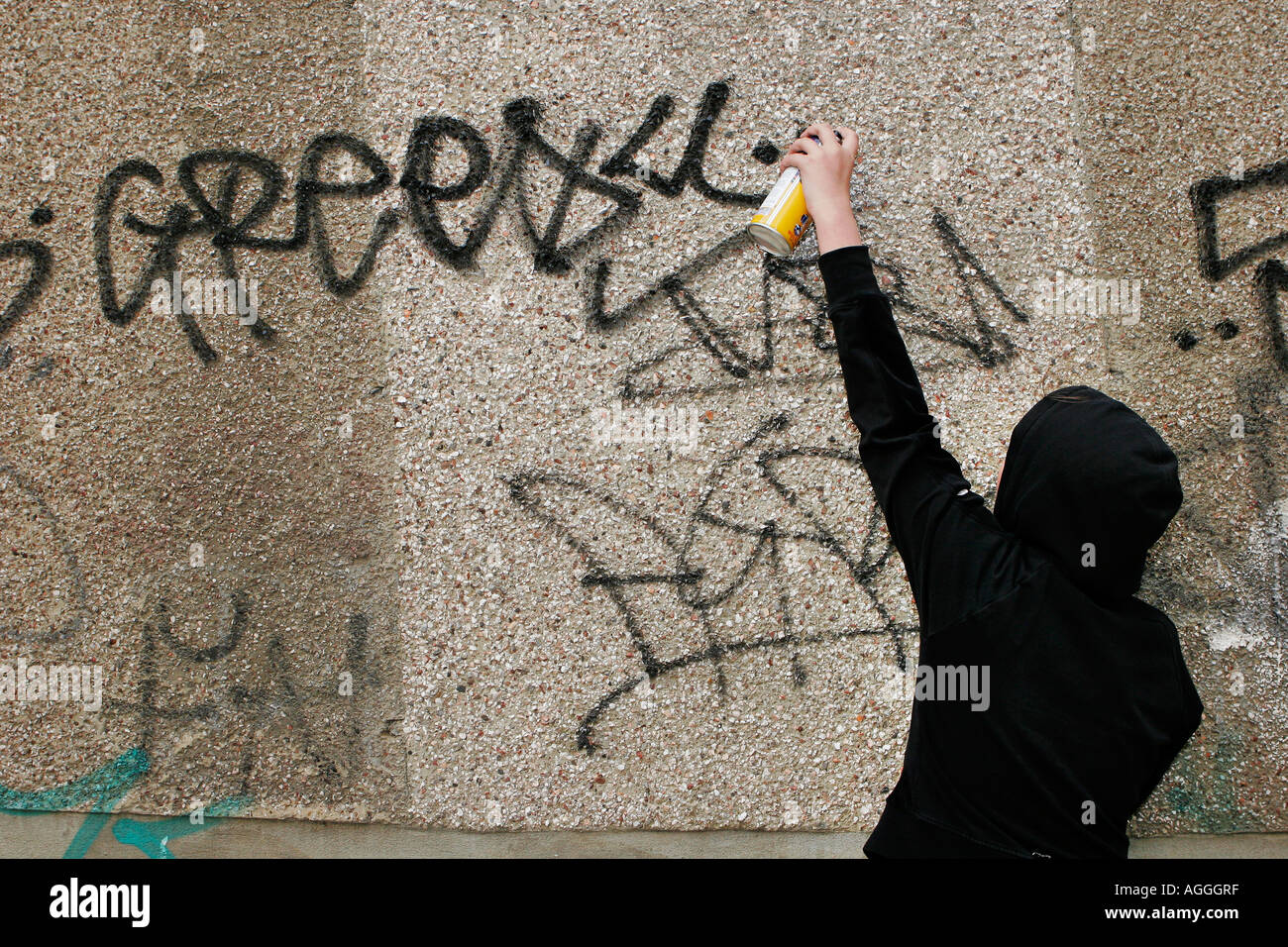 Jugendliche Graffiti sprühen Stockfoto