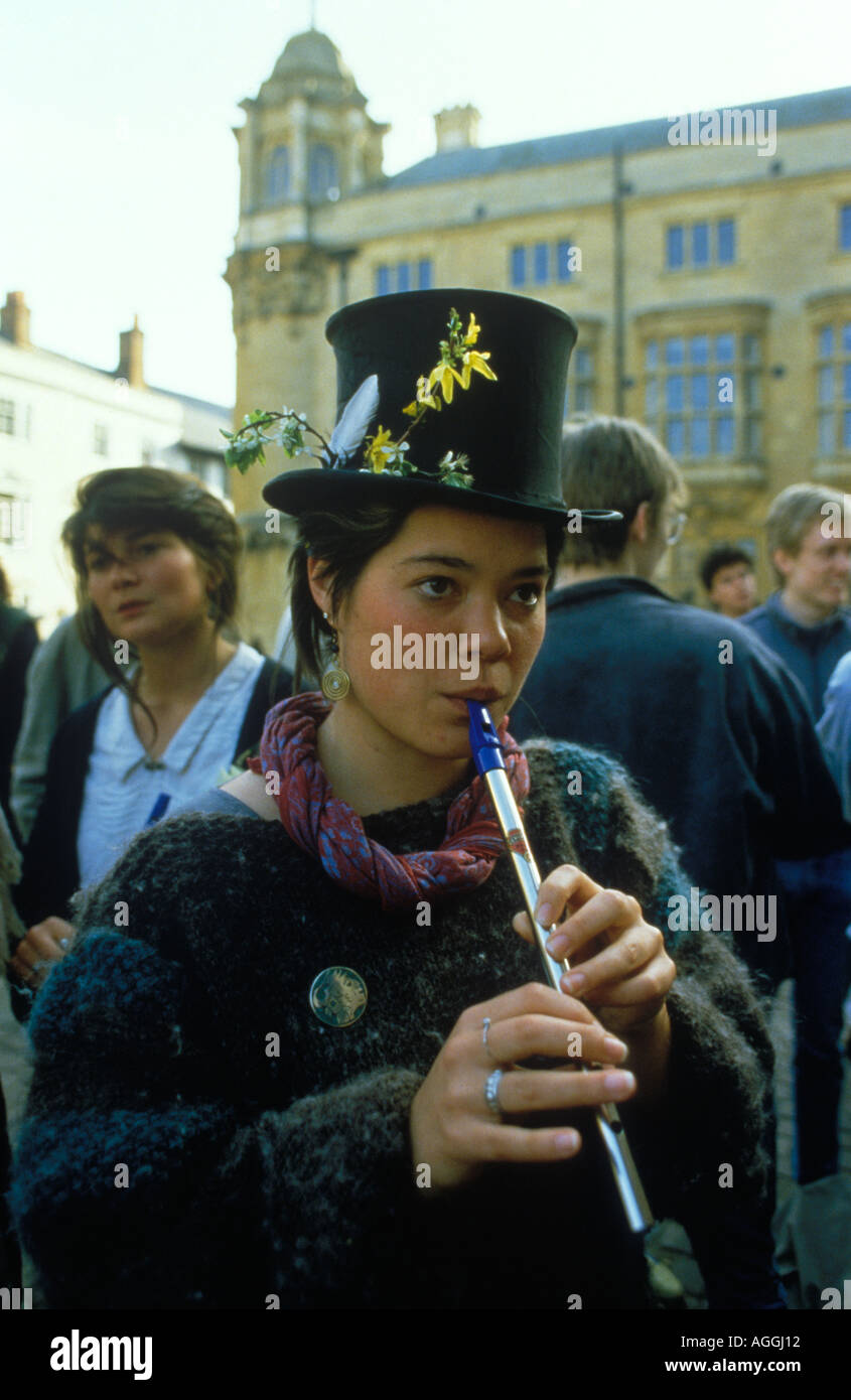 Penny Whistle Tin Whistle Fipple Flöte, junge Engländerin, die Volksmusik spielt. Mai-Tag Oxford Oxfordshire 1997 1990s UK Stockfoto