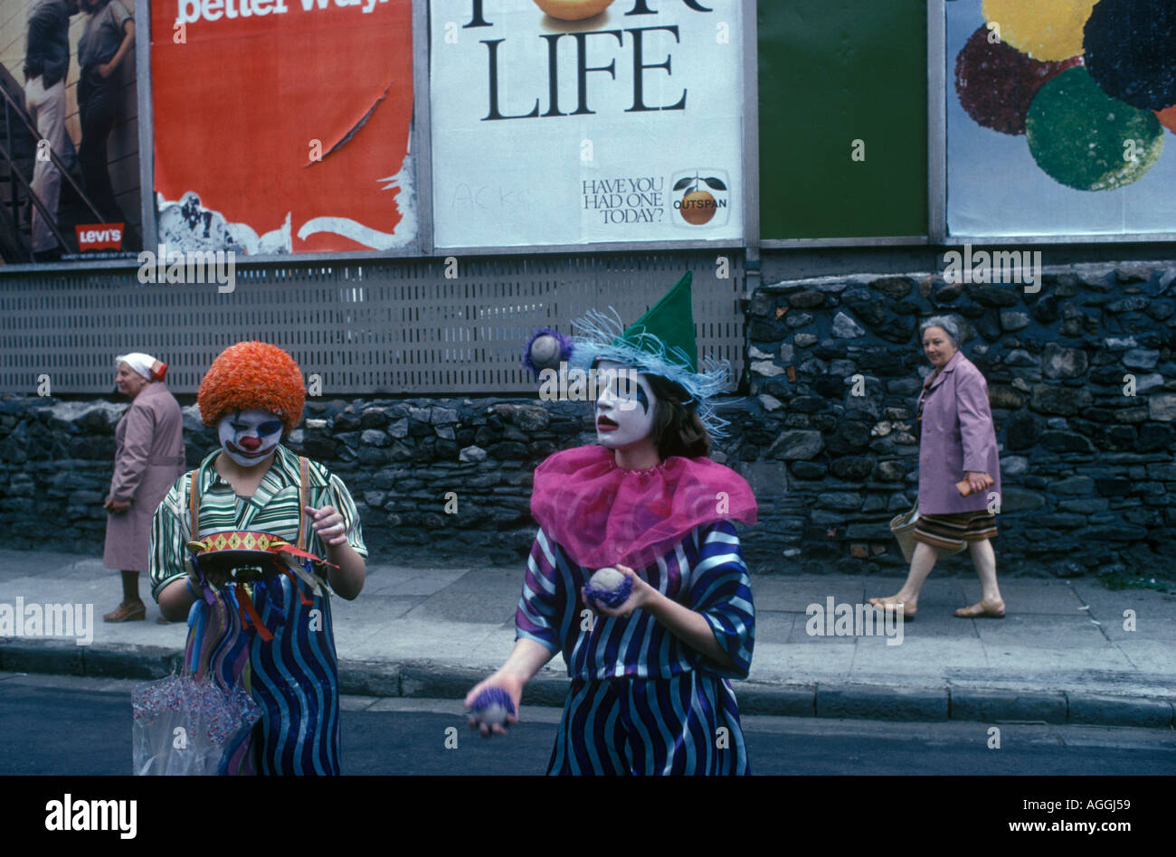 Clown Sommerschule. Arme benachteiligte Gegend von Cardiff Kinder lernen, wie eine Clown Straße zu handeln, die Straßentheater der 1980er Jahre aufführt Wales Großbritannien HOMER SYKES Stockfoto