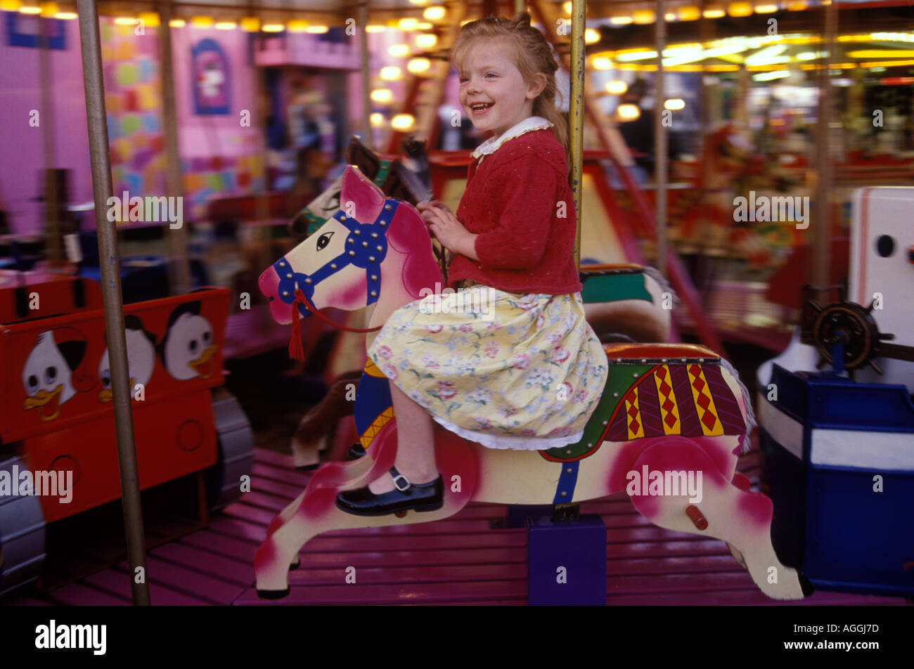 Fun fair Fairground Ride 1990s UK. Junges Mädchen traditionelles handbemaltes Holzpferd Merry Go Round Wimbledon Common London UK Circa 1995 HOMER SYKES Stockfoto