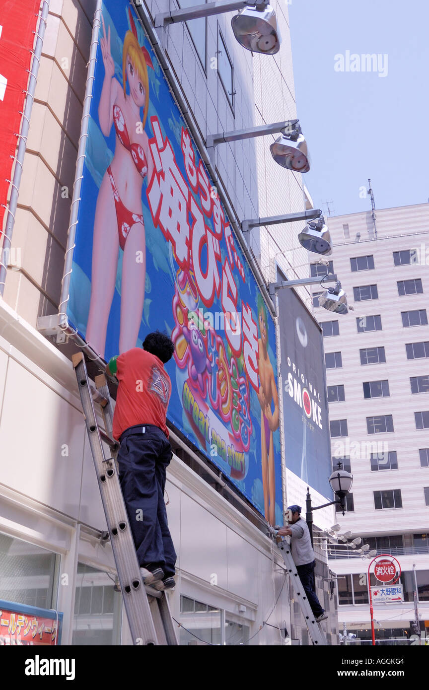 Aufstellen einer Plakatwand, Tokyo, Japan Stockfoto