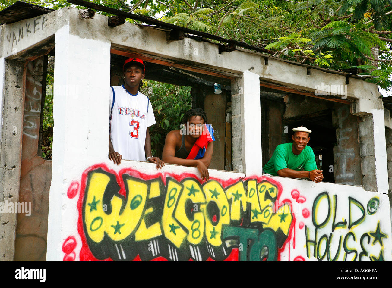 Einheimischen hängen in zerstörten Haus Green Bay Antigua Stockfoto