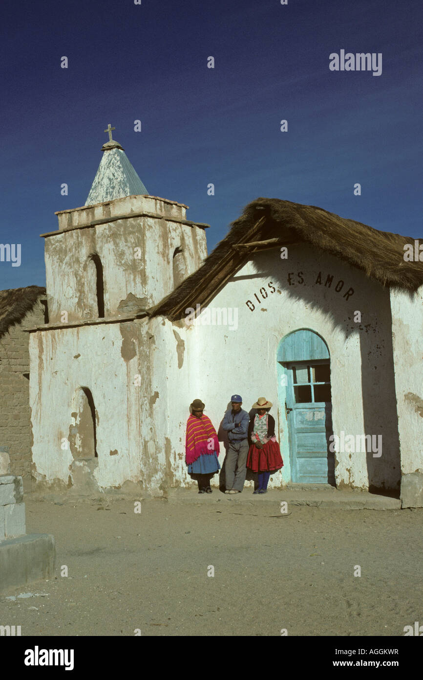 In der Nähe von Uyuni in Bolivien. Menschen Sie stehen vor der Kirche Stockfoto