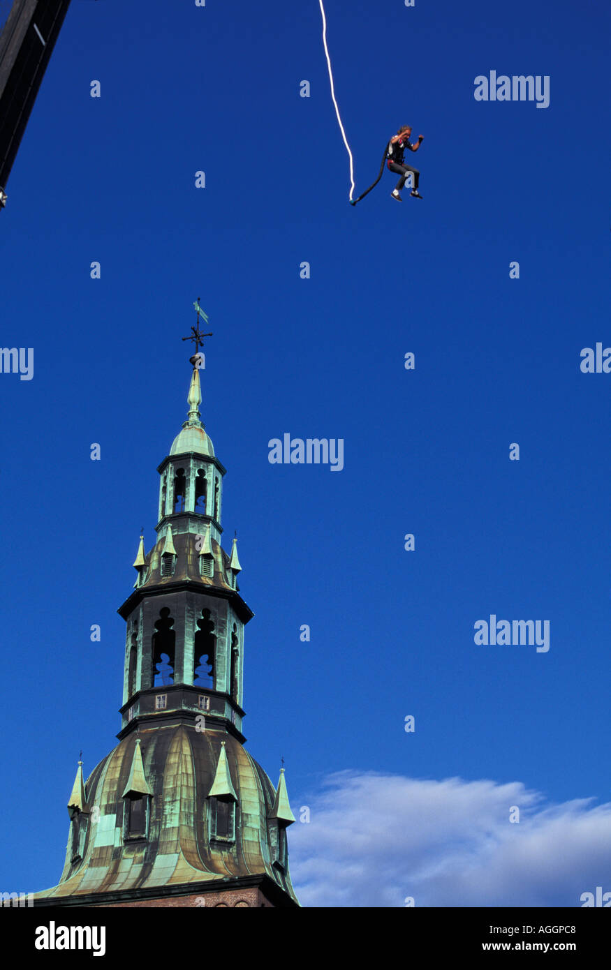 Europa-Norwegen-Bungee Jumper vor Domkirke Kathedrale spire Stockfoto