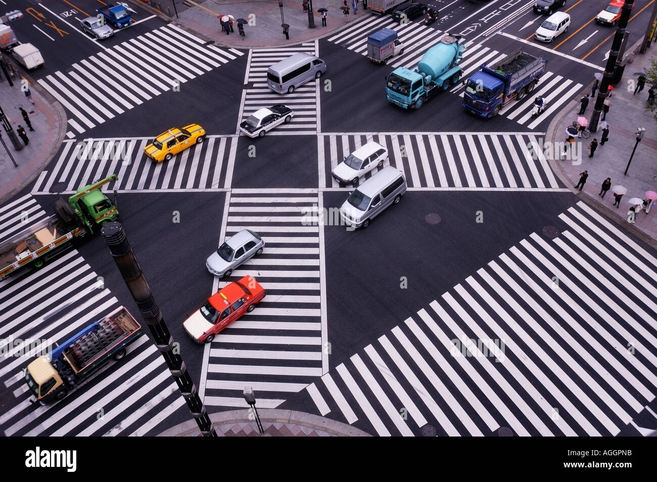 Luftaufnahme der Kreuzung während der Hauptverkehrszeit, Ginza, Tokio, Japan Stockfoto