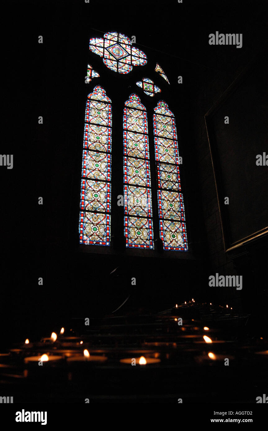 Glasfenster und Kerzen in Notre Dame Kathedrale Paris Frankreich Stockfoto