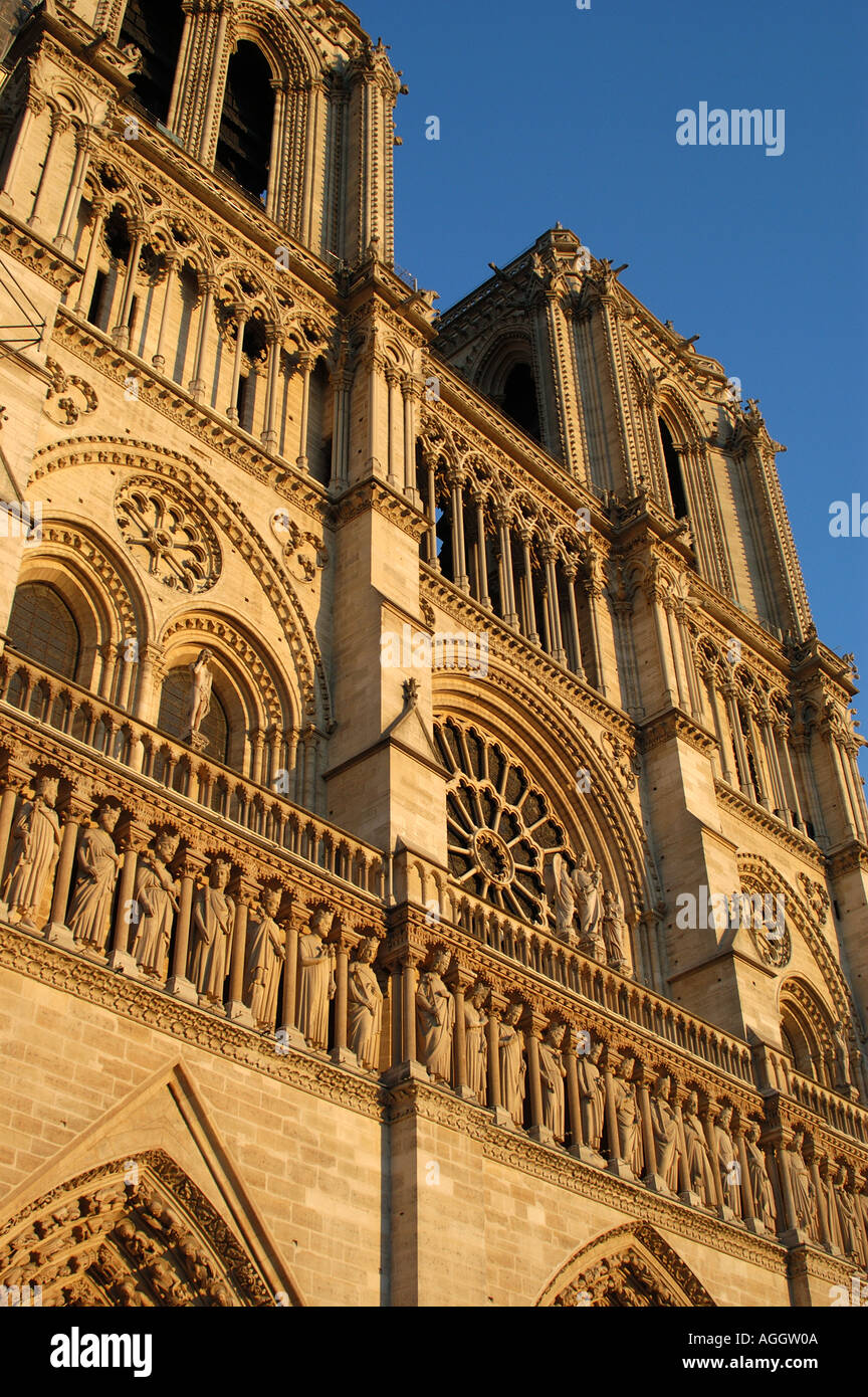 Frühe gotische Hauptfassade der Kathedrale Notre-Dame in der Abenddämmerung Paris Frankreich Stockfoto