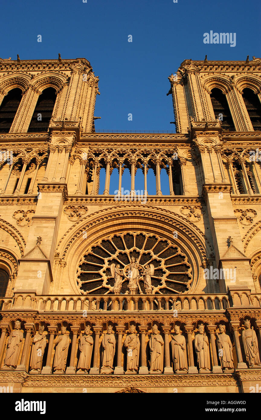 Frühe gotische Hauptfassade der Kathedrale Notre-Dame in der Abenddämmerung Paris Frankreich Stockfoto