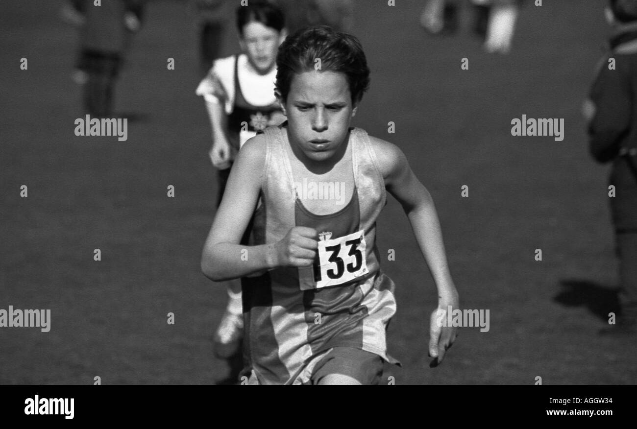 Junge cross Country Läufer unter Stress am Ende eines Rennens Stockfoto