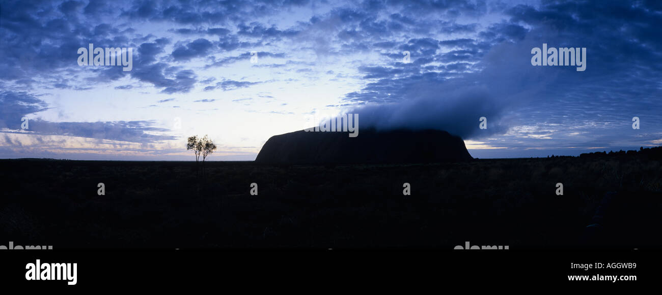 Australia Northern Territory Uluru Kata Tjuta National Park Cloud Wanten Gipfel des Ayers Rock vor Sonnenaufgang Stockfoto