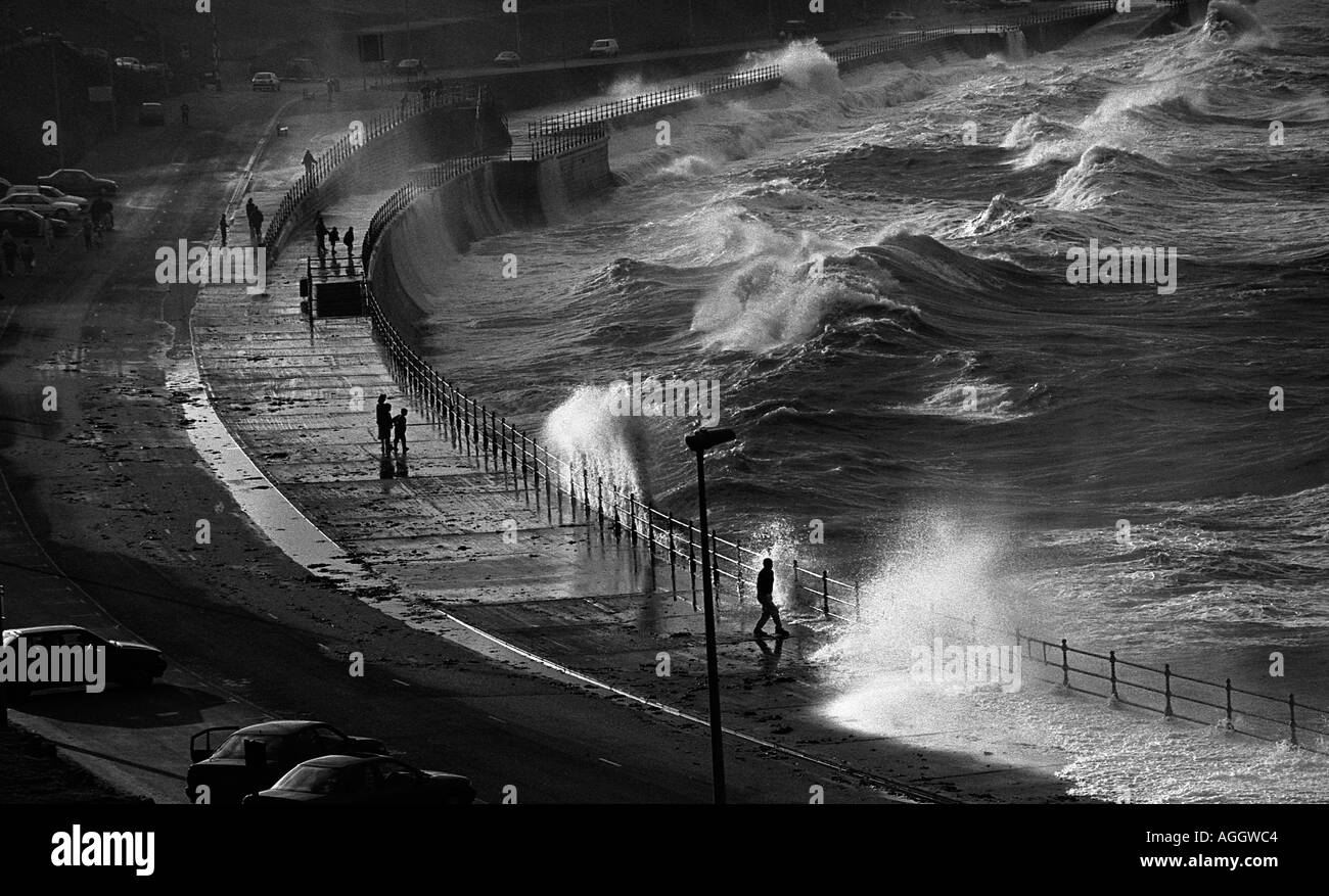 Menschen, die große Wellen kommen über Schiene an Nordbucht Scarborough North Yorkshire ausweichen Stockfoto