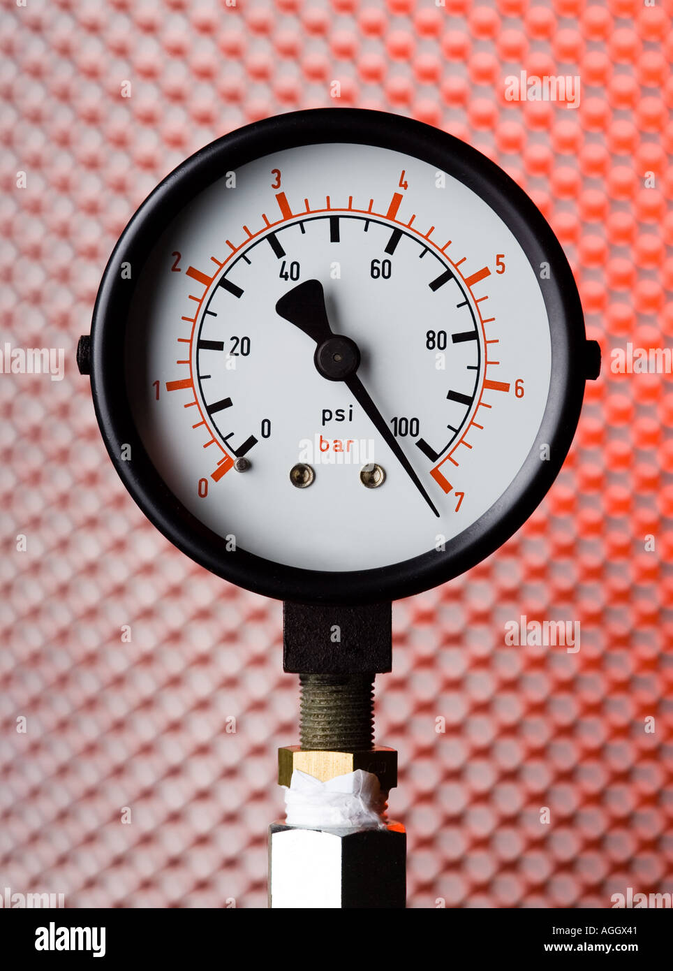 ein Manometer zeigt Hochdruck Stockfoto