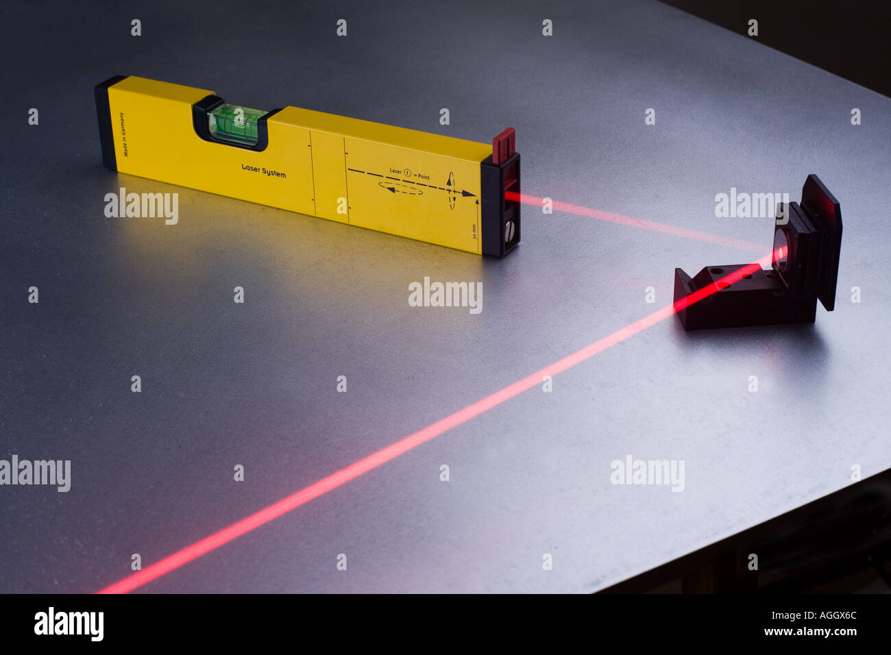 Eine Laser-Wasserwaage einen Strahl aus einem Spiegel reflektiert  Stockfotografie - Alamy