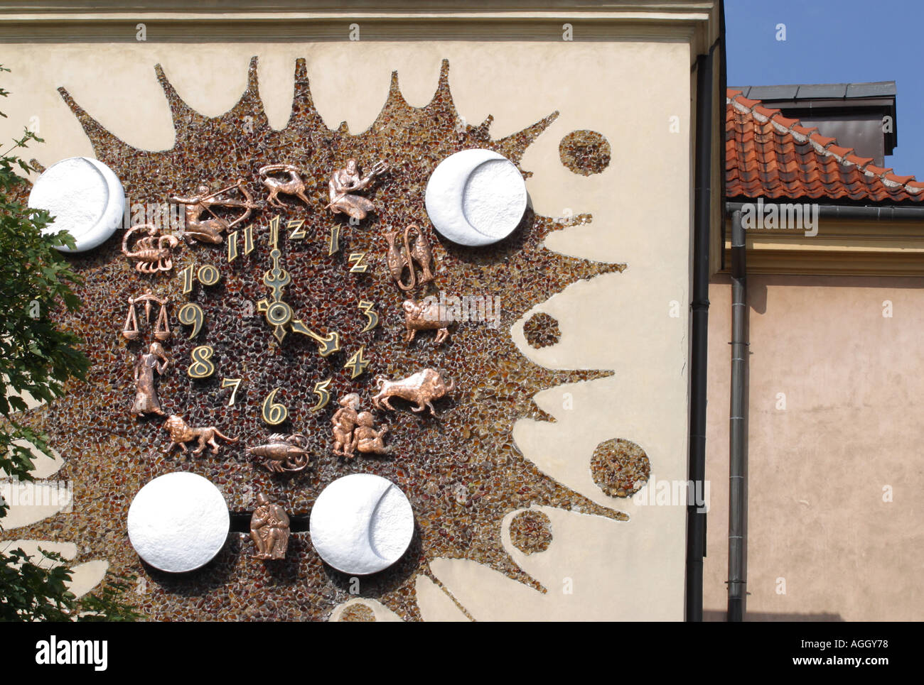Warschau Polen astrologische Uhr mit Tierkreiszeichen angezeigt auf Haus in der Altstadt von Warschau Stockfoto