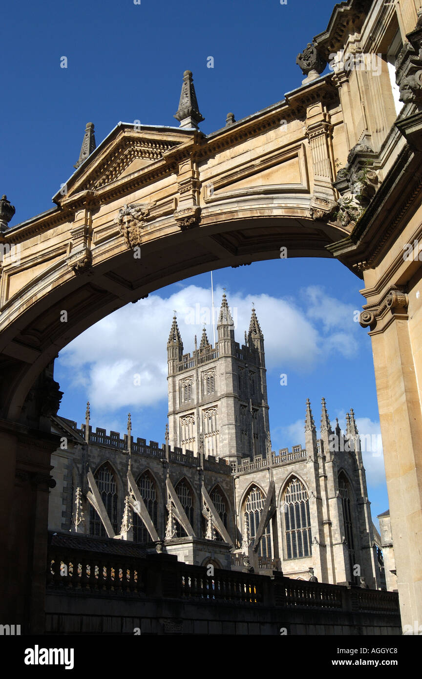 Bath Abbey durch Bogen auf York Street Bad Großbritannien Stockfoto