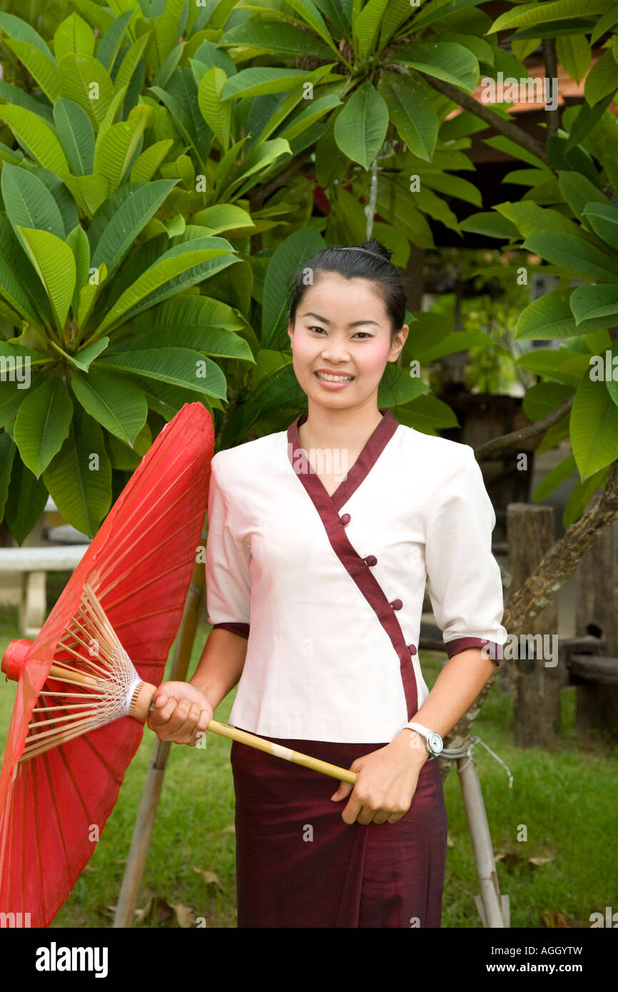 Asiatisches Kunsthandwerk Geschäfte an Borsang, oder Bo Sang, oder Bor sang. Frau Porträt mit Sonnenschirm, Sonnenschirm Craft, Chiang Mai, Asien, Thailand Stockfoto